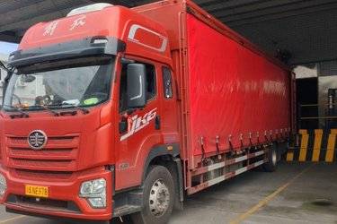 二手青岛解放 JK6重卡 290马力 6X2 9.8米厢式载货车(国六) 前四后四 玉柴二手载货车 黄牌图片