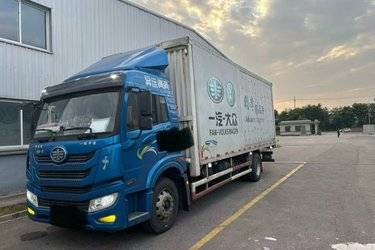 二手青岛解放 龙V中卡 2.0 220马力 4X2 7.6米厢式载货车(国五) 单桥 大柴二手载货车 黄牌图片