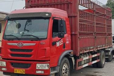 二手青岛解放 龙VH中卡 220马力 4X2 6.75米仓栅式载货车(国五) 单桥 潍柴二手载货车 黄牌图片