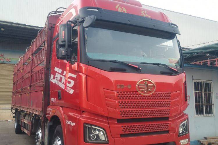 青岛解放 290马力 载货车