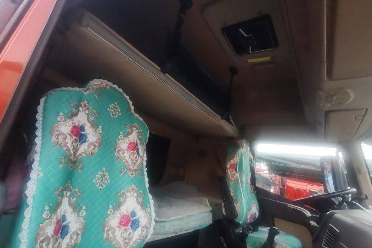 青岛解放 290马力 载货车