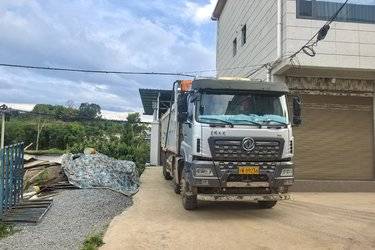 二手东风商用车 天龙KC重卡 385马力 8X4 7.4米自卸车(国六) 前四后八 东风二手自卸车 黄牌图片