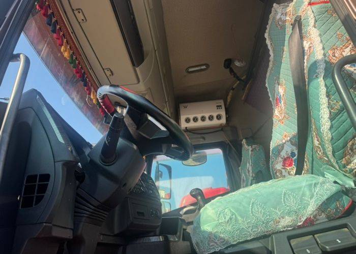青岛解放 430马力 载货车