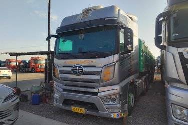 一汽解放 J7重卡 560马力 6X4 AMT自动挡牵引车(液缓)(国六) 双驱 锡柴二手牵引车 黄牌