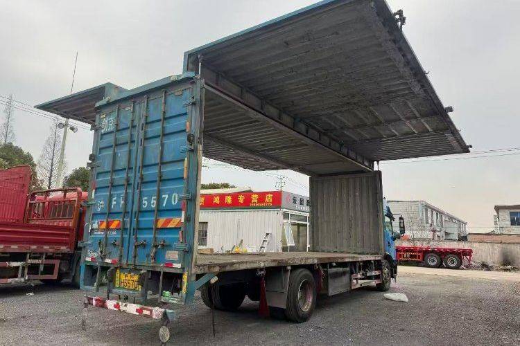 东风商用车 180马力 载货车