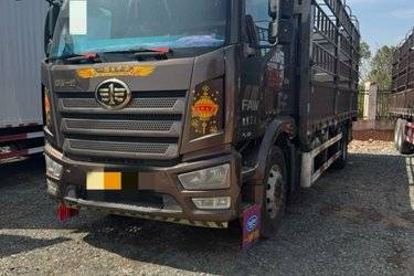 二手一汽解放 J6L中卡 240马力 6X2 6.8米仓栅式载货车(国五) 前四后四 新晨动力二手载货车 黄牌