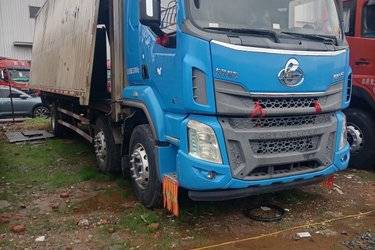 二手东风柳汽 乘龙H5中卡 240马力 4X2 9.6米厢式载货车(国五) 单桥 潍柴二手载货车 黄牌图片