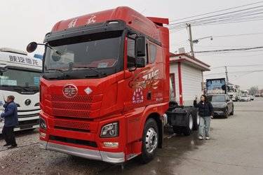 ���ֿ����ൺ��� JH6�ؿ� �����2.0 560���� 6X4 LNG�Զ���ǣ����(����) ˫�� Ϋ�����ǣ���� ����