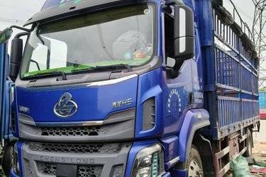 二手东风柳汽 乘龙H5中卡 240马力 4X2 6.8米仓栅式载货车(国五) 单桥 玉柴二手载货车 黄牌图片