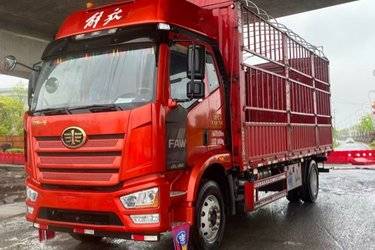 二手一汽解放 J6L重卡 260马力 6X2 6.8米仓栅式载货车(国六) 前四后四 大柴二手载货车 黄牌