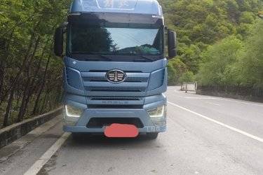 二手一汽解放 J7重卡 600马力 6X4 LNG自动档牵引车(国六) 双驱 锡柴二手牵引车 黄牌图片