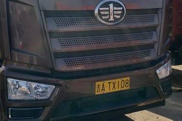 二手一汽解放 新J6P重卡 280马力 6X2 7.7米仓栅式载货车(国五) 前四后四 大柴二手载货车 黄牌图片