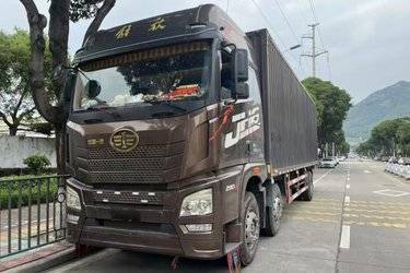 二手青岛解放 JH6重卡 290马力 6X2 9.5米厢式载货车(平地板)(国五) 前四后四 潍柴二手载货车 黄牌图片