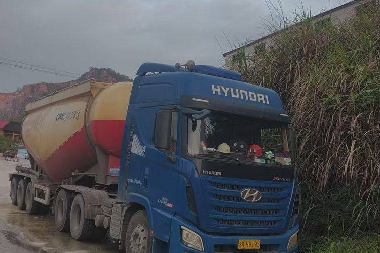 二手现代商用车 440马力 牵引车