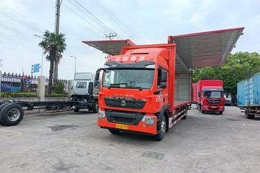 二手中国重汽 HOWO TX 豪华版 240马力 4X2 9.6米厢式载货车(高顶)(国六) 单桥 潍柴二手载货车 黄牌图片