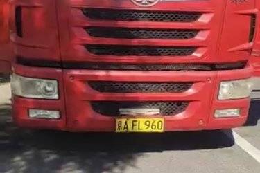 二手青岛解放 龙V中卡 180马力 4X2 6.75米仓栅式载货车(国五) 单桥 大柴二手载货车 黄牌图片