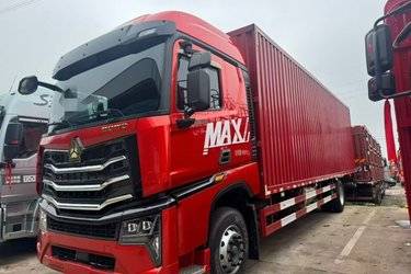 二手中国重汽 HOWO MAX 290马力 4X2 9.6米厢式载货车(国六) 单桥 中国重汽二手载货车 黄牌图片