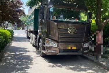 二手一汽解放 J6P重卡 550马力 6X4牵引车(国五) 双驱 一汽二手牵引车 黄牌图片