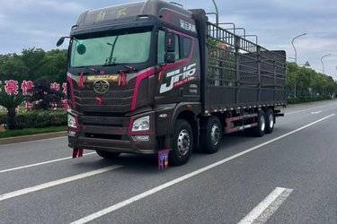 二手青岛解放 JH6重卡 领航版2.0 400马力 8X4 9.5米仓栅式载货车(法士特12挡)(国五) 前四后八 潍柴二手载货车 黄牌图片