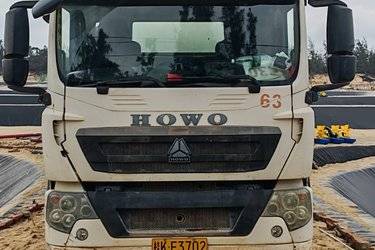 二手中国重汽 HOWO T5G 340马力 8X4 7.99方混凝土搅拌车底盘(国五) 前四后八 潍柴二手搅拌车