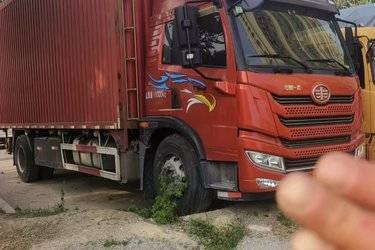 二手青岛解放 龙V中卡 220马力 6X2 7.7米厢式载货车(国五) 前四后四 锡柴二手载货车 黄牌图片