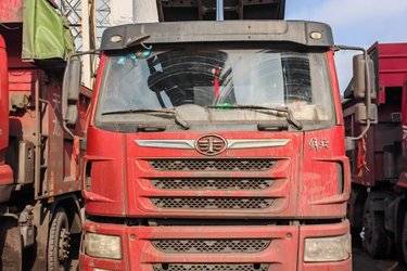 二手青岛解放 悍V重卡 270马力 8X4 6.8米自卸车(国五) 前四后八 潍柴二手自卸车 黄牌图片