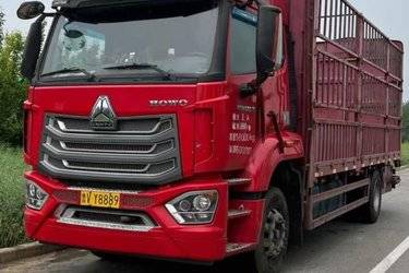 二手中国重汽 豪沃N5W中卡 220马力 4X2 6.7米仓栅式载货车(国六) 单桥 潍柴二手载货车 黄牌图片