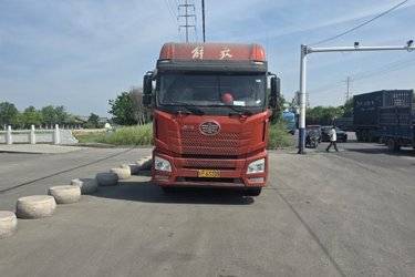 二手青岛解放 JH6重卡 460马力 6X4牵引车(潍柴)(国五) 双驱 潍柴二手牵引车 黄牌图片