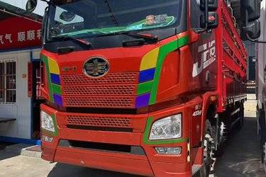 二手青岛解放 JH6重卡 400马力 8X4 9.5米仓栅式载货车(国五) 前四后八 潍柴二手载货车 黄牌