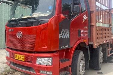 二手一汽解放 J6L重卡 260马力 6X2 6.8米仓栅式载货车(国六) 前四后四 潍柴二手载货车 黄牌图片