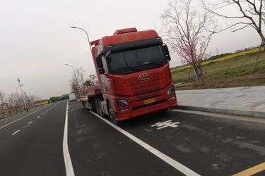 二手青岛解放 JH6重卡 领航版2.0 550马力 6X4 AMT自动挡牵引车(国六) 双驱 潍柴二手牵引车 黄牌图片