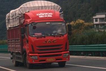 二手江淮 德沃斯Q9 220马力 4X2 5.48米仓栅式载货车(国六) 单桥 重庆康明斯二手载货车 黄牌图片