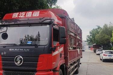 二手陕汽商用车 德御 300马力 4X2 6.8米仓栅式载货车(国六) 单桥 玉柴二手载货车 黄牌