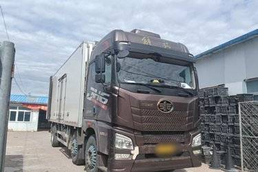 二手青岛解放 JH6重卡 320马力 6X2 7.7米厢式载货车(国六) 4X4 大柴二手载货车 黄牌图片