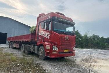 二手青岛解放 JH6⁺重卡 生活舱版 四季款 550马力 6X4 AMT自动挡牵引车(液缓)(国六) 双驱 锡柴二手牵引车 黄牌图片