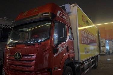 二手解放 JK6 240马力 4X2 6.8米厢式载货车(国六) 单桥 康明斯二手载货车 黄牌图片