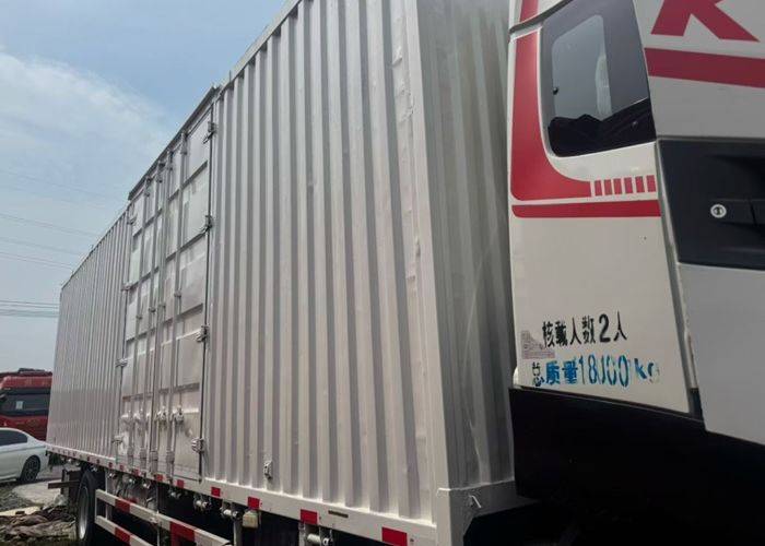 东风商用车 290马力 载货车