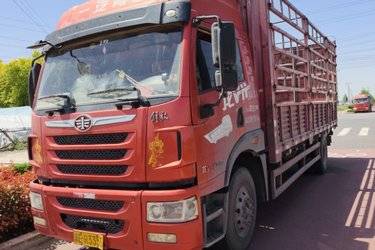 二手青岛解放 龙VH中卡 180马力 4X2 6.65米仓栅式载货车(国五) 单桥 大柴二手载货车 黄牌图片