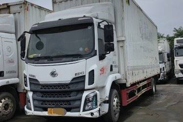 二手东风柳汽 乘龙M3中卡 180马力 4X2 7.65米厢式载货车(国五) 单桥 玉柴二手载货车 黄牌