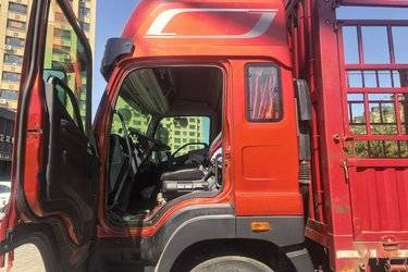 二手解放 JK6 240马力 4X2 6.8米仓栅式载货车(国六) 单桥 玉柴二手载货车 黄牌