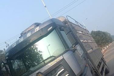 二手中国重汽 HOWO MAX 290马力 4X2 6.75米仓栅式载货车(国六) 单桥 中国重汽二手载货车 黄牌