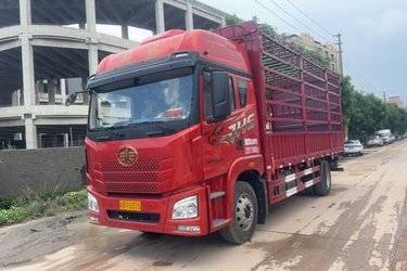 二手青岛解放 JH6 300马力 4X2 6.75米仓栅式载货车(国六) 单桥 玉柴二手载货车 黄牌