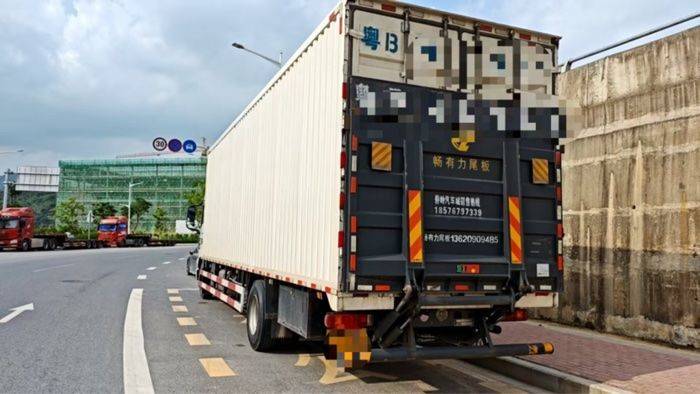二手重汽汕德卡 270马力 载货车