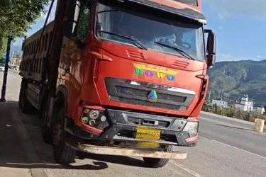 二手中国重汽 HOWO T7H重卡 540马力 8X4 8.5米自卸车(国五) 前四后八 奔驰二手自卸车 黄牌图片