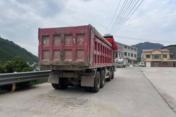 二手上汽红岩 350马力 自卸车