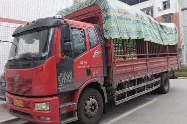 二手一汽解放 J6L中卡 220马力 4X2 6.75米仓栅式载货车(国五) 单桥 大柴二手载货车 黄牌图片