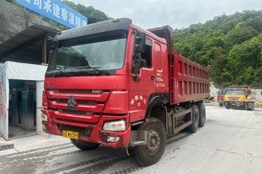 二手中国重汽 HOWO重卡 340马力 6X4 5.8米自卸车(国五) 后八轮 中国重汽二手自卸车 黄牌图片