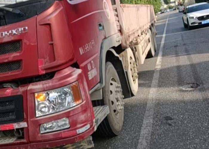 二手大运重卡 350马力 载货车