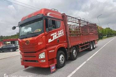二手青岛解放 JH6重卡 420马力 8X4 9.5米仓栅式载货车(3.727速比)(国五) 前四后八 锡柴二手载货车 黄牌