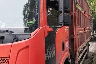 二手一汽解放 J6L中卡 创富版 220马力 4X2 6.75米仓栅式载货车(国六) 单桥 大柴二手载货车 黄牌图片